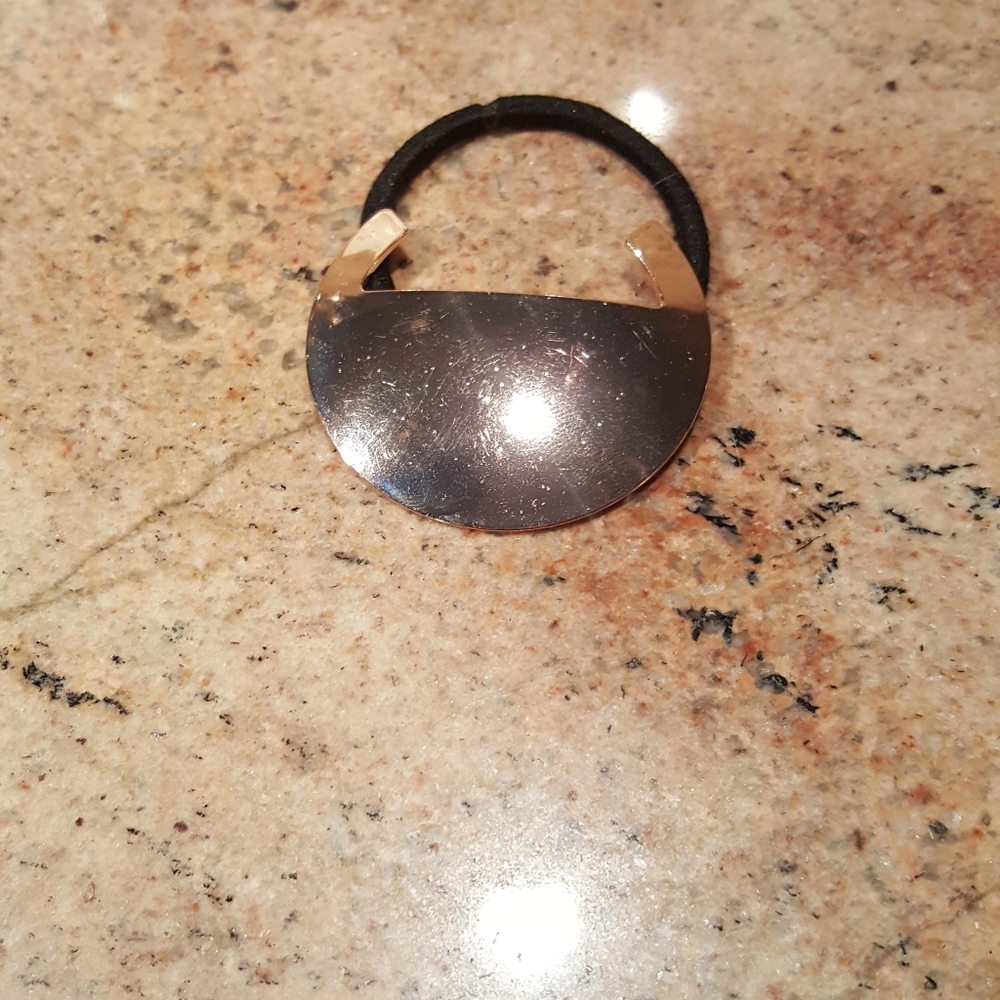 x1 black/gold hair tie